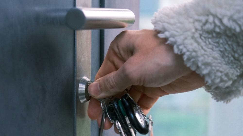 10 χαρακτηριστικά των ανθρώπων που διπλοτσεκάρουν πάντα και τα πάντα, πριν φύγουν από το σπίτι